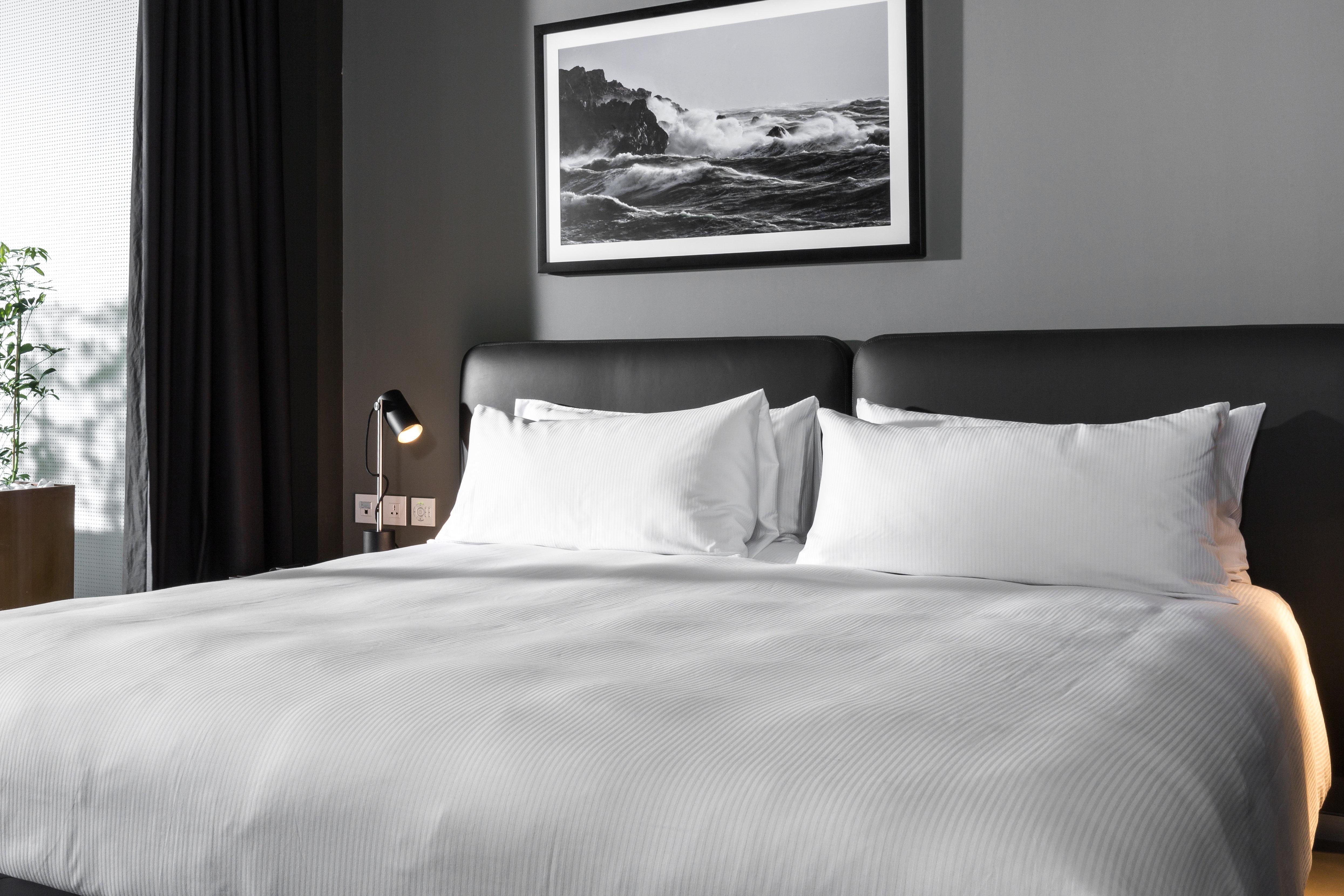 InterContinental Hotels - Malta, an IHG Hotel San Giuliano Esterno foto A bed with two pillows