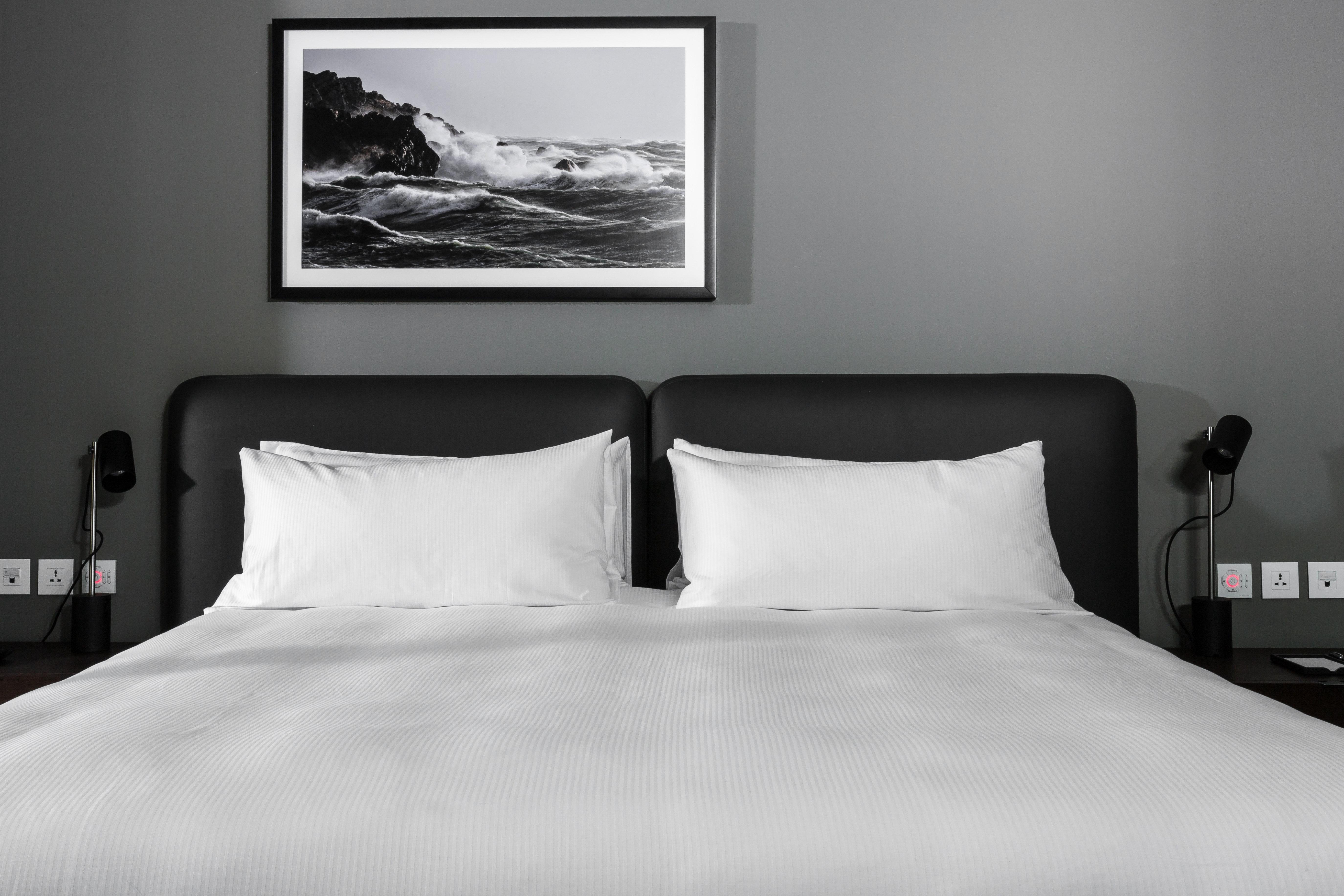 InterContinental Hotels - Malta, an IHG Hotel San Giuliano Esterno foto A bed with two pillows