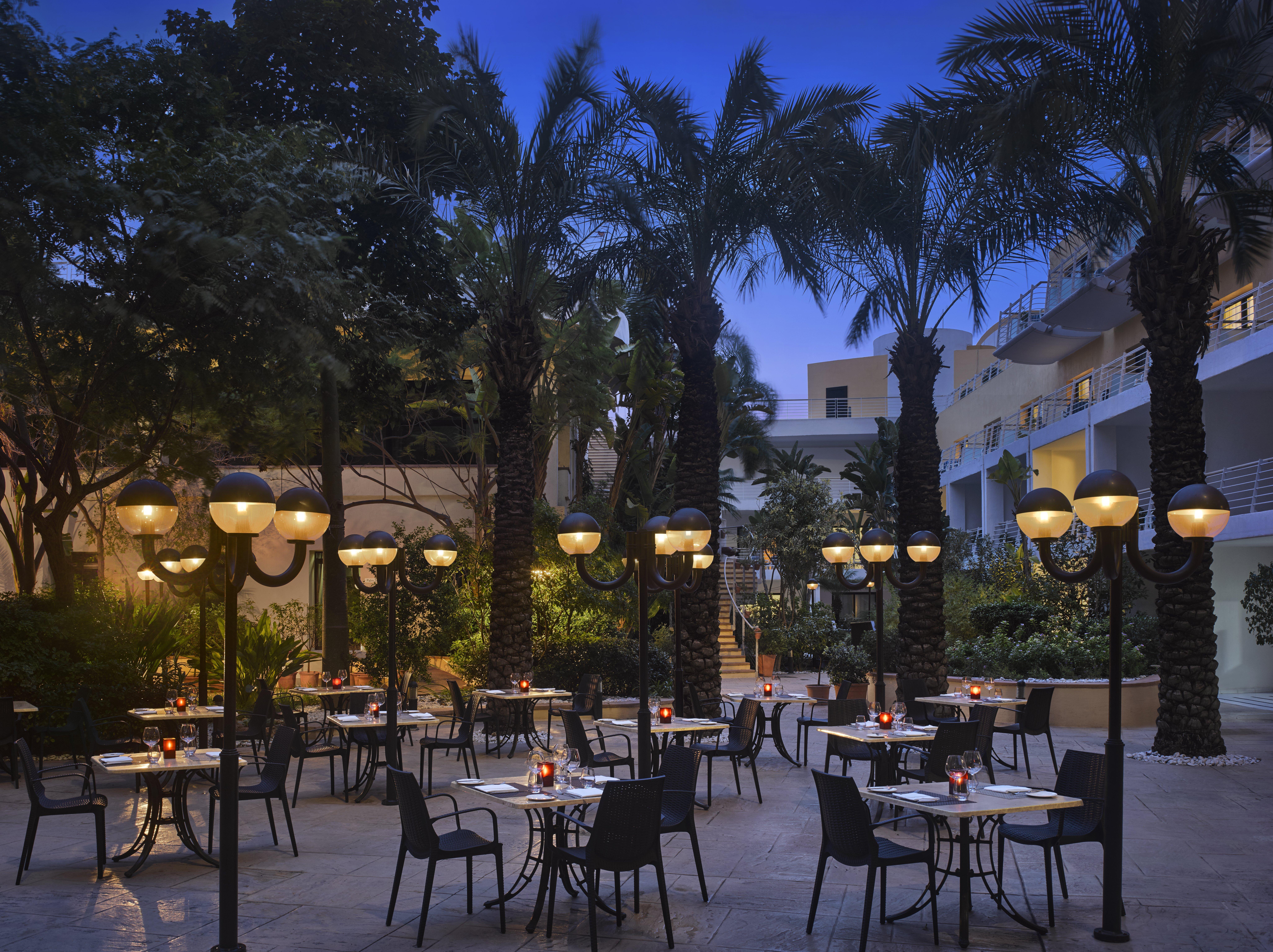 InterContinental Hotels - Malta, an IHG Hotel San Giuliano Esterno foto The hotel's courtyard