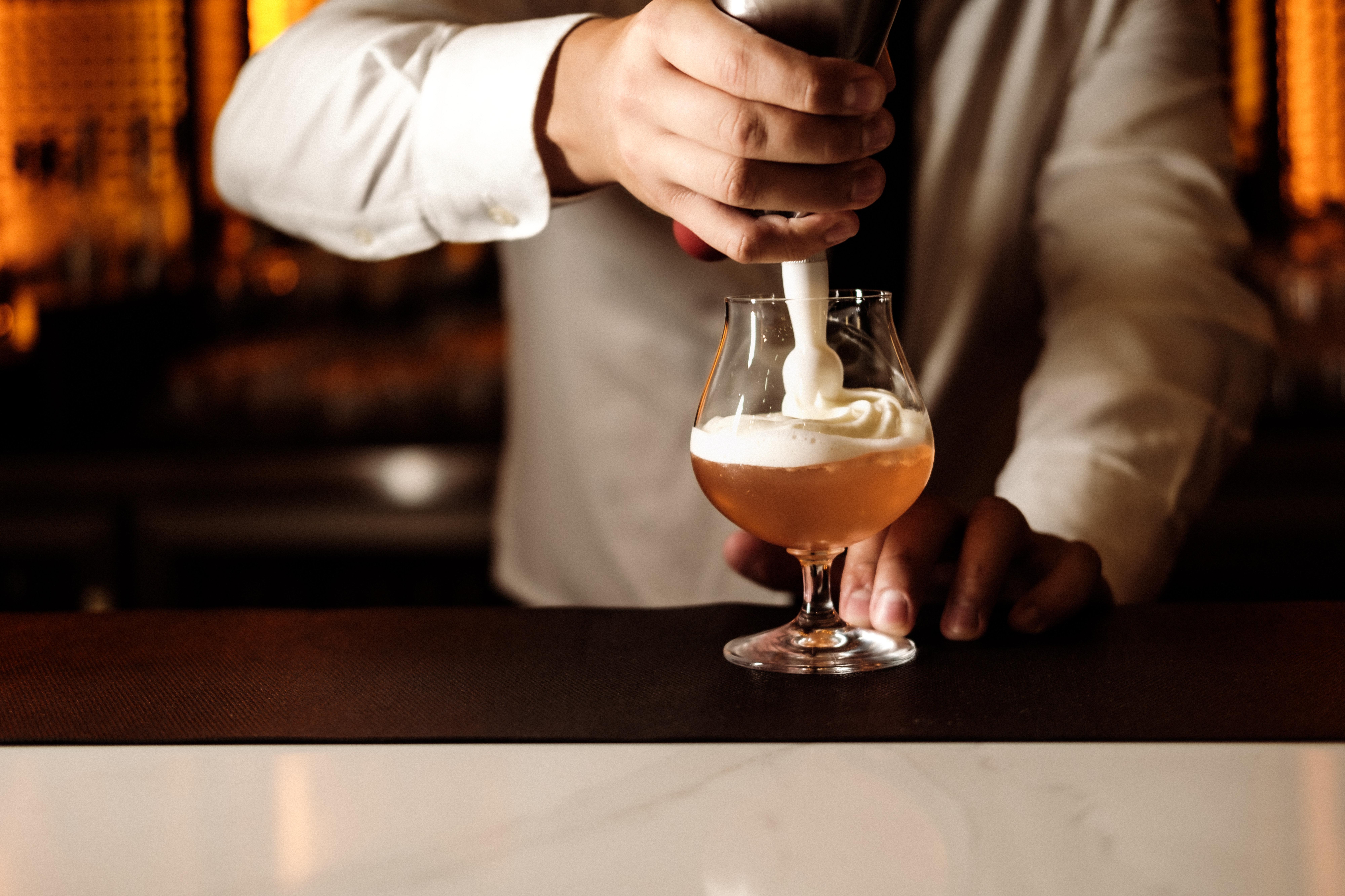 InterContinental Hotels - Malta, an IHG Hotel San Giuliano Esterno foto A bartender mixing a cocktail
