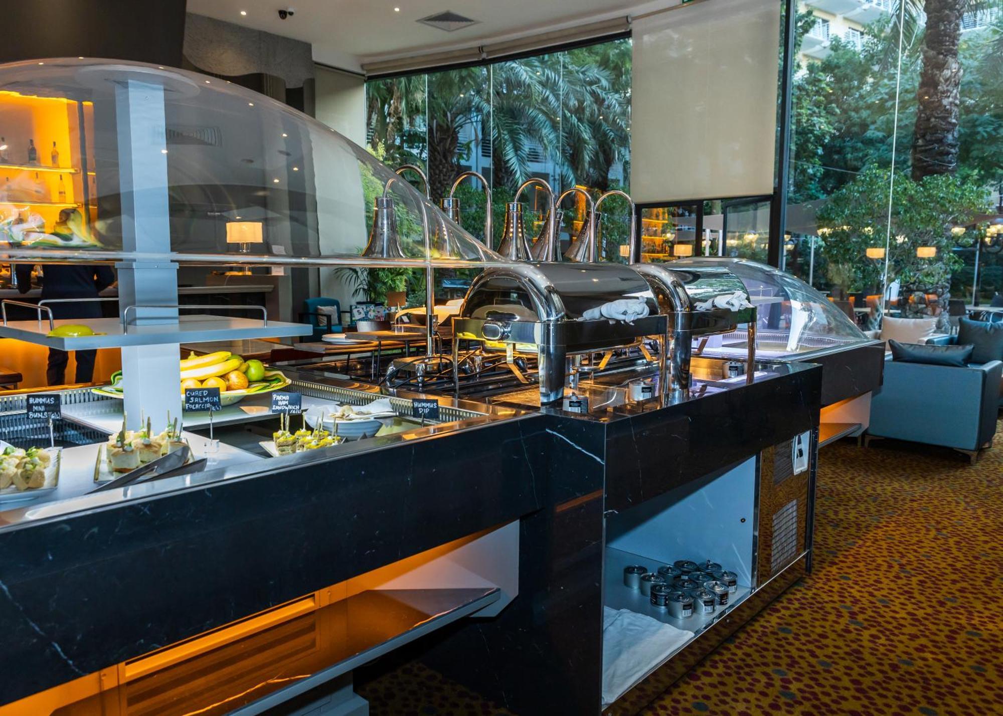 InterContinental Hotels - Malta, an IHG Hotel San Giuliano Esterno foto The buffet at the lobby